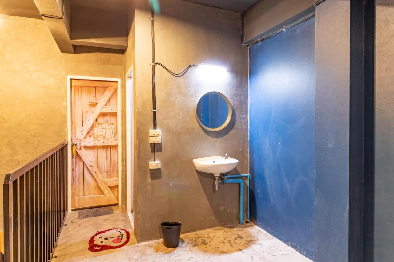 The Beds Ever Hostel (Adults Only) Μπανγκόκ Εξωτερικό φωτογραφία