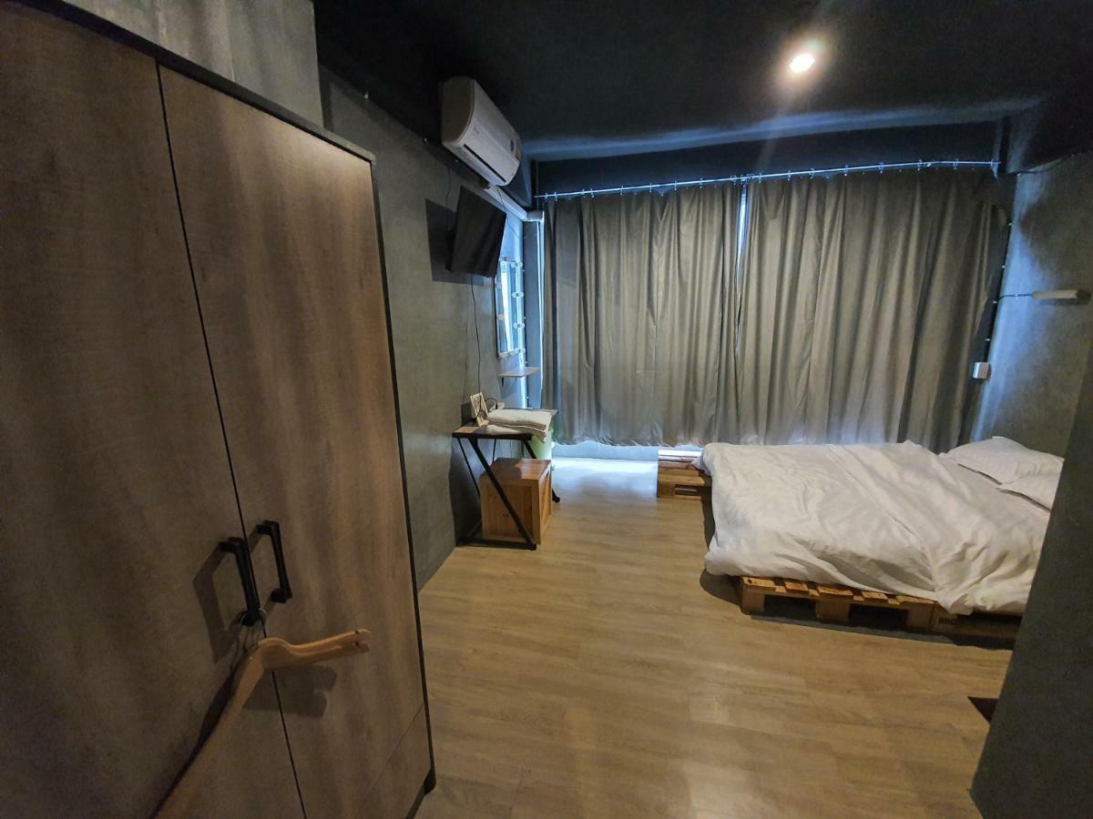 The Beds Ever Hostel (Adults Only) Μπανγκόκ Εξωτερικό φωτογραφία